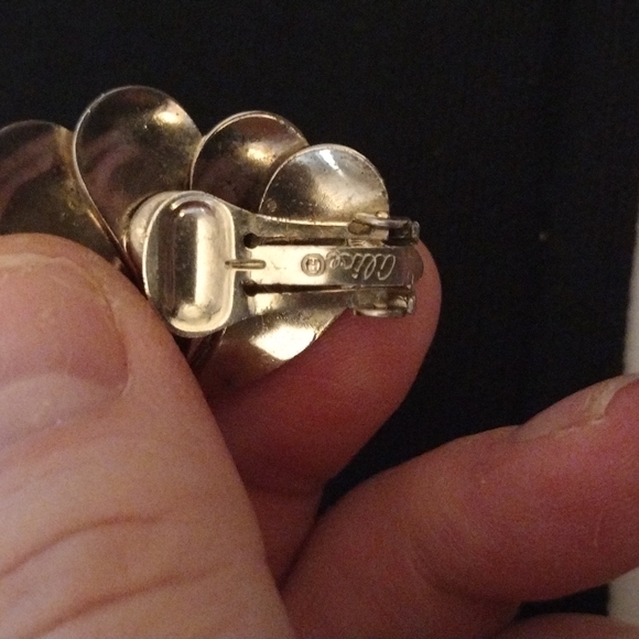 Vintage Signed Alice Large Gold Tone Clip On Earrings - Picture 4 of 4